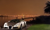 Bugatti Veyron возле воды