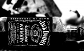 Бутылка Jack Daniels на боку