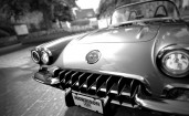 Черно-белая фотография классического Chevrolet Corvette