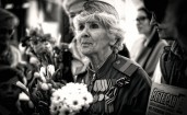 Черно-белое фото женщины ветерана с цветами