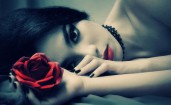 Черноволосая девушка и роза