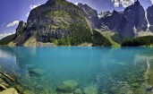 Чистая голубая вода в горном озере