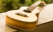 Деревянная гитара
