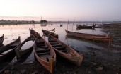 Деревянные лодки на берегу