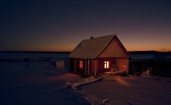 Деревянный дом зимней ночью