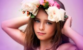 Девочка с цветами на голове
