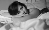 Девушка брюнетка в кровати, черно-белое