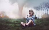 Девушка на фоне торнадо