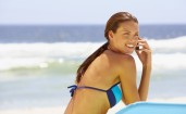 Девушка на пляже с мобильником
