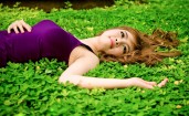 Девушка на зеленой траве