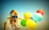 Девушка с фотоаппаратом и шариками