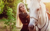 Девушка с конем