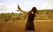 Девушка с птицей в поле