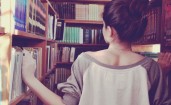 Девушка спиной в библиотеке