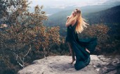 Девушка в платье на краю горы