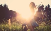Девушка в поле в лучах солнца