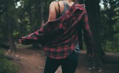 Девушка в рубашке и джинсах в лесу