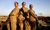 Девушки-солдаты на службе