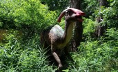 Динозавр в кустах