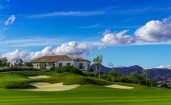 Дом и поле для гольфа