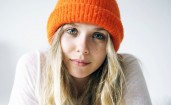 Элизабет Олсен в оранжевой шапке