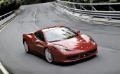 Ferrari 458 Italia на скорости входит в поворот