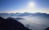 Горы в тумане и чистое небо