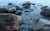 Гранитные камни в воде