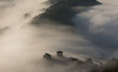 Густой туман в зеленых горах