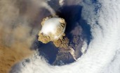 Извержение вулкана, вид из космоса