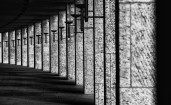 Каменные колонны, черно-белое