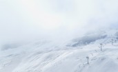 Канатная дорога на снежном склоне