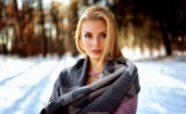 Кареглазая блондинка в шарфе зимой