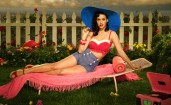 Katy Perry в синей шляпе