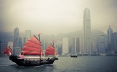 Китайская парусная лодка в Гонконге