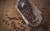 Кофейные зерна в старом деревянном совке