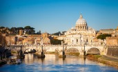 Красивый мост в Риме