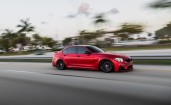 Красная BMW M3 на скорости