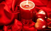 Красная свеча на красной ткани