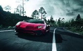 Красный Lamborghini Aventador на дороге