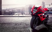 Красный мотоцикл Suzuki