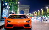 Lamborghini Aventador ночью в Париже