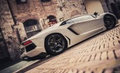 Lamborghini Aventador в старом городе