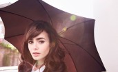 Лили Коллинз с зонтиком