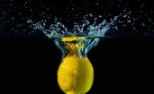 Лимон брошенный в воду
