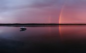 Лодка и радуга на озере