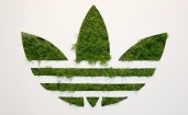 Логотип Adidas из травы