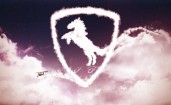 Логотип Ferrari в облаках