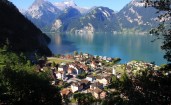 Маленький Швейцарский городок на берегу горного озера