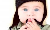 Малыш с голубыми глазами в шапке